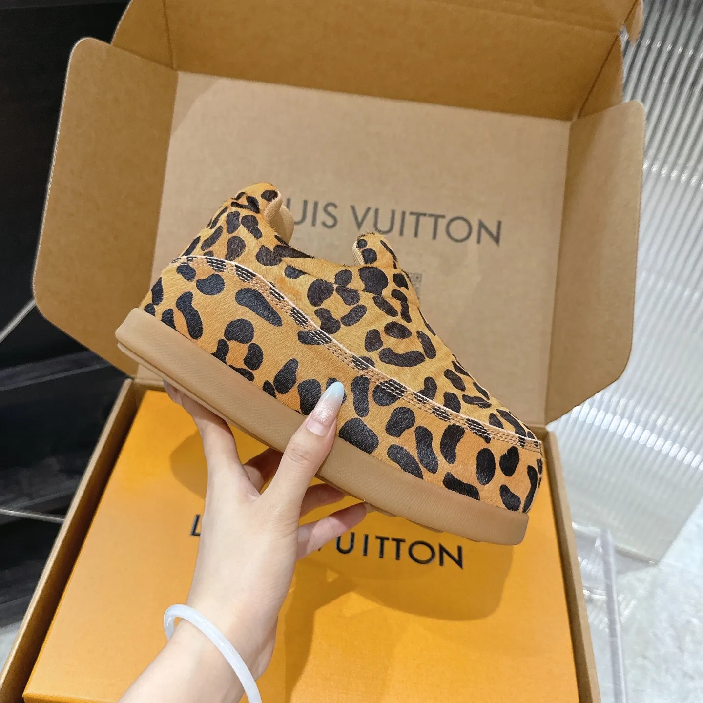[L Family] P: 740💰 Couple model, size: women 35-41 (customized at 41 for women), 39-46 for men (customized at 45.46) The 2025 iteration of this Time Out sneaker, couple model, LV co-branded nigo, donkey brand, Louis Vuitton, ugly, cute😍Many Internet celebrities have shown off their feet, a classic and versatile item. Fabric: Imported high mercerized cow suede. Lining: high-grade elastic mesh, outsole: original molded outsole, palm print rubber outsole with hidden L letter and Monongram flower.
